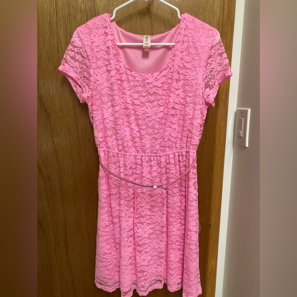Sexy pink lace dress with belt!